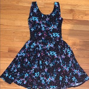 Wide sleeveless dress